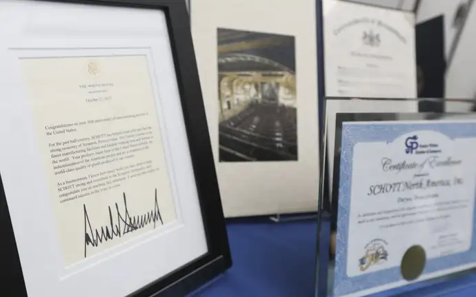 Conjunto de certificados, fotografías y cartas enmarcadas