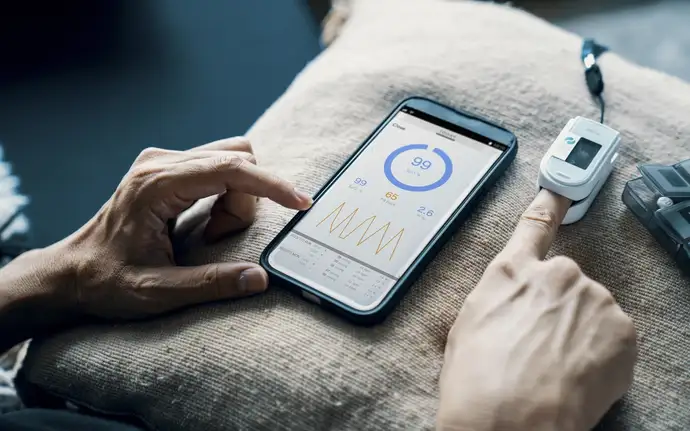 Wearable pressure sensing device measuring physiological signals with stable and continuous data acquisition