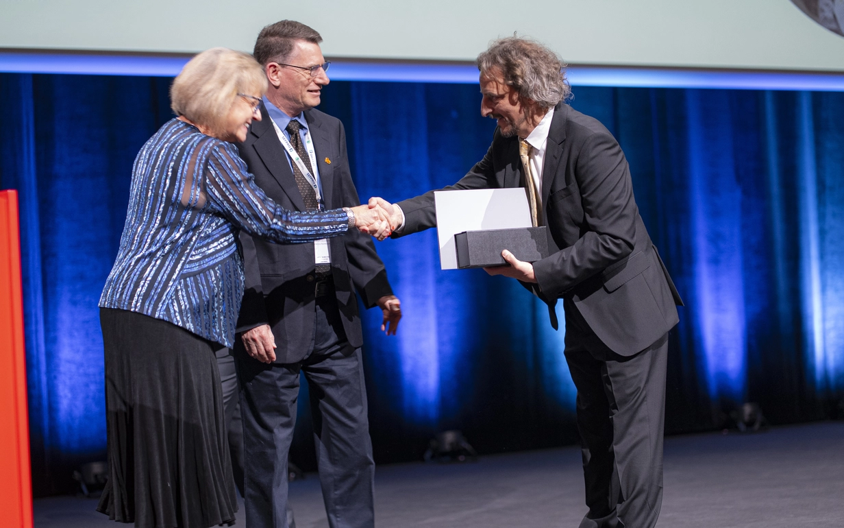 The award, presented by the Ernst Abbe Fund, was handed over.