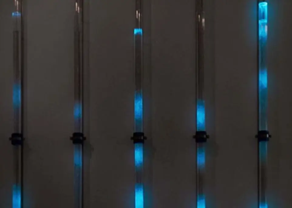 Installationsansicht mit SCHOTT Glasröhren und biolumineszierenden Algen