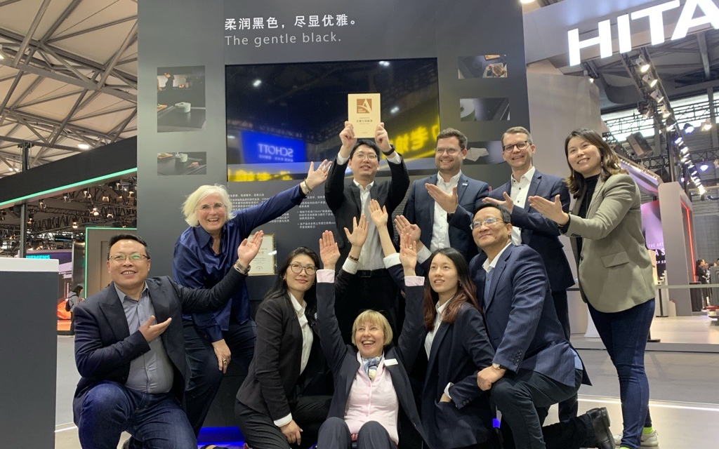 团队共同欢呼并举起 AWE 创新奖。