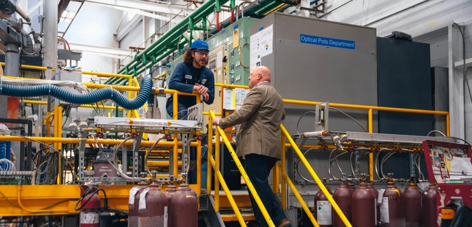 SCHOTT employee talking to Bill James, Vice President R&D at SCHOTT North America in Duryea production site