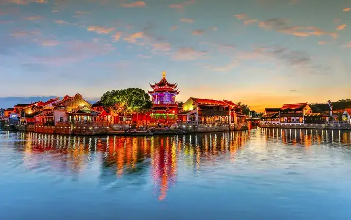 Jardim clássico e pagode em Suzhou, na China, ao anoitecer
