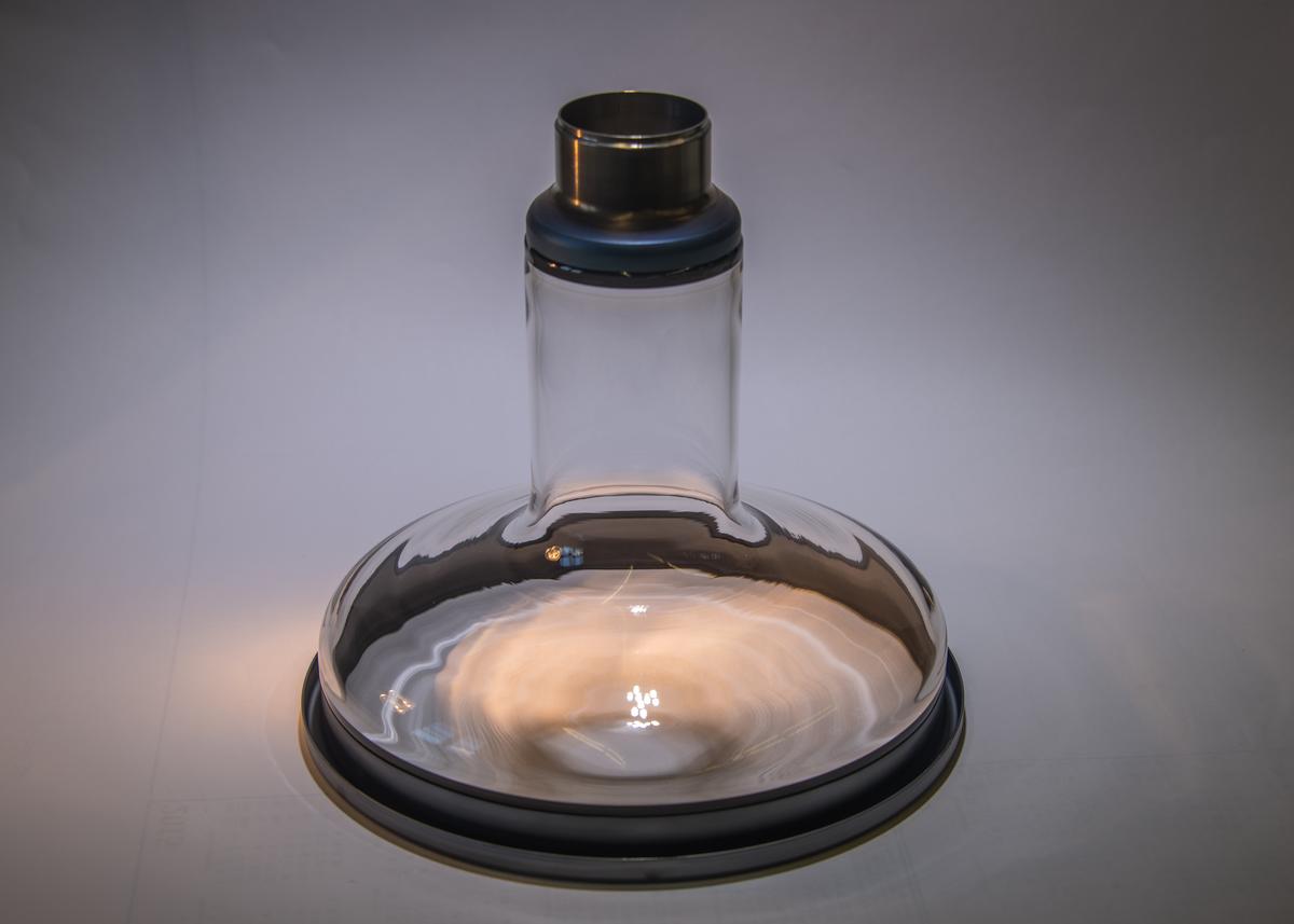 Wide glass X-ray flask with angled rings