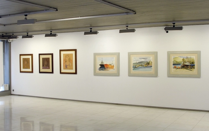 A series of pictures displayed in an art gallery glazed with SCHOTT MIROGARD® anti-reflective glass