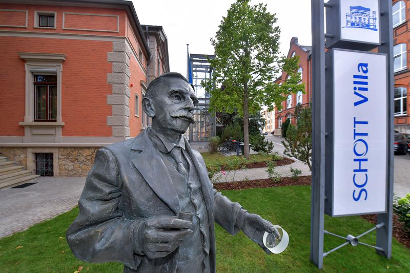 Estátua de Otto Schott na parte externa do SCHOTT Villa