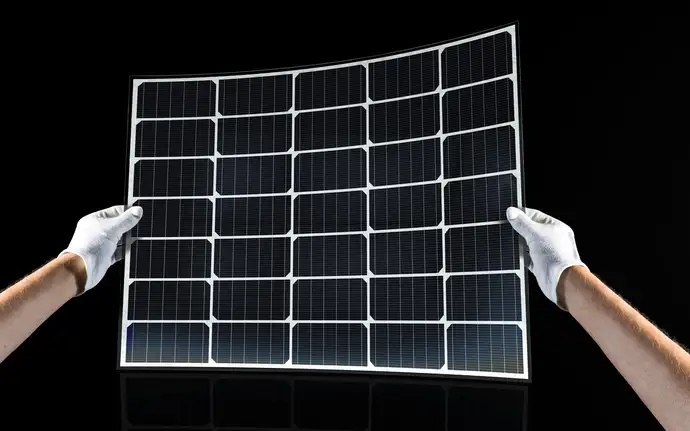 Große Scheibe aus SCHOTT Solarglas, die von behandschuhten Händen gehalten wird