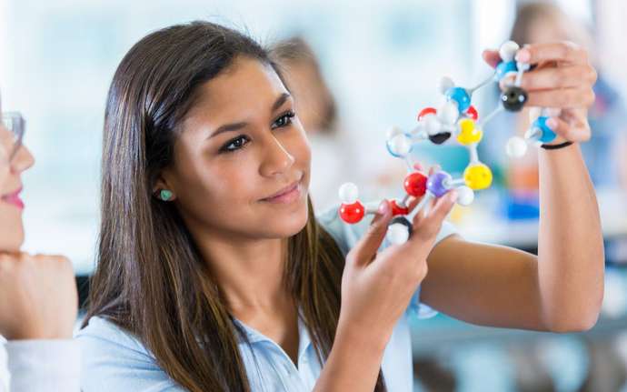 Zwei Schülerinnen bei der Inspektion eines Molekülmodells