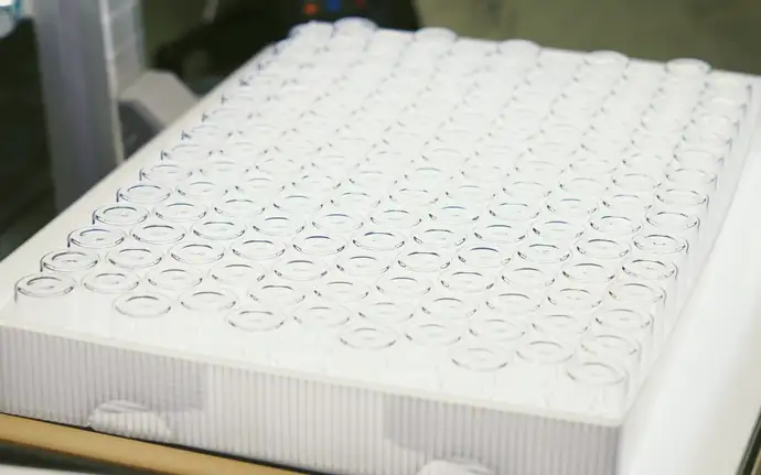 Pharma vials in a tray made of polypropylene.