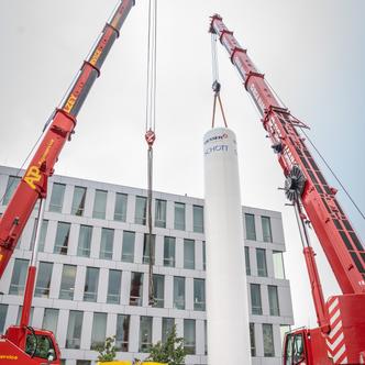 Setting up the new hydrogen tank with two cranes in Mainz at the SCHOTT site