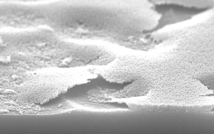 Imagem microscópica de uma superfície de vidro realizada durante um estudo de delaminação