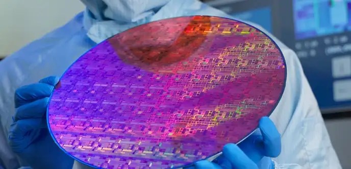 Wafer with replicated nanostructures demonstrating high-fidelity optical pattern transfer in nanoimprint lithography