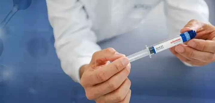 Male hands holding a SCHOTT TOPPAC® infuse syringe