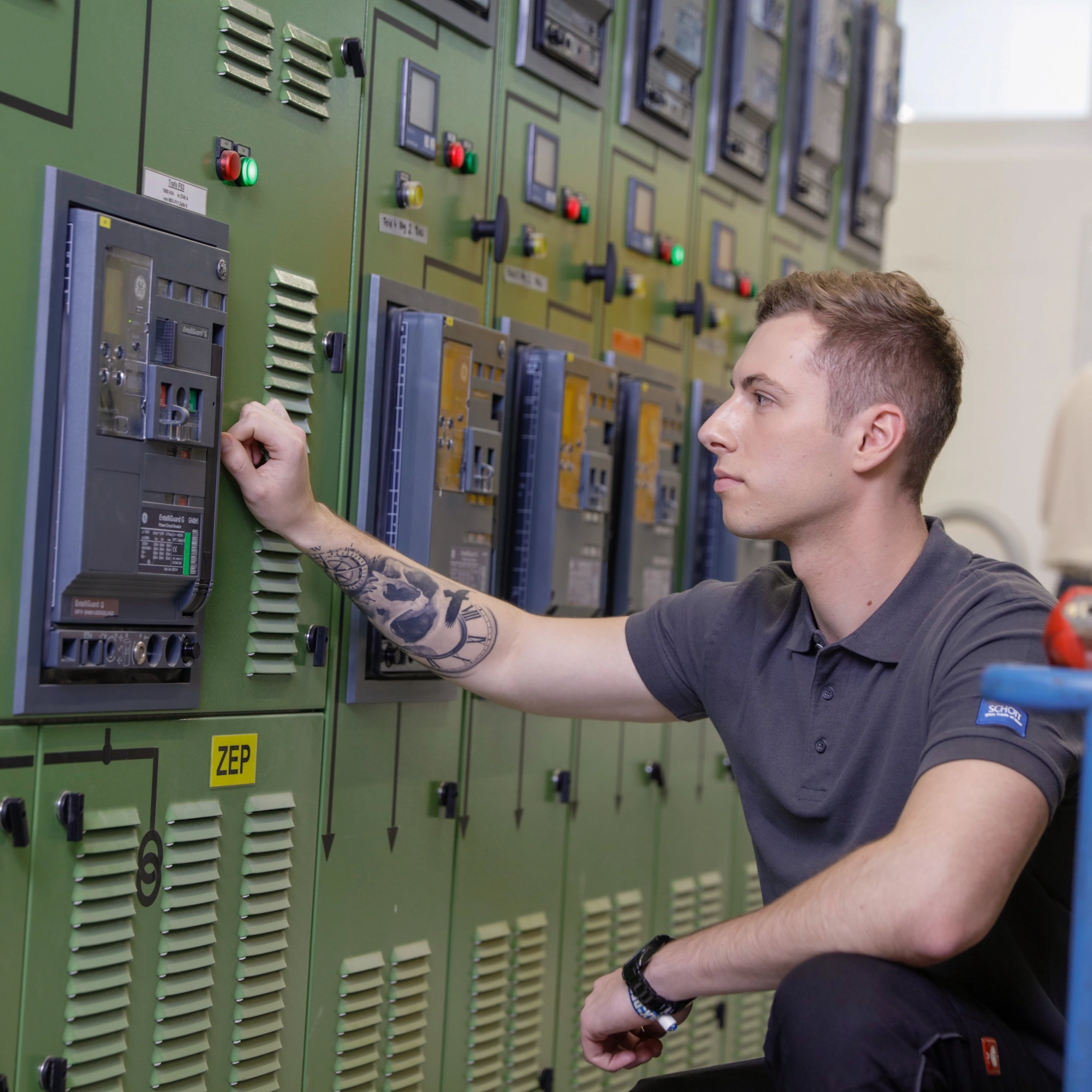 Junger Mann, der elektronische Geräte bedient