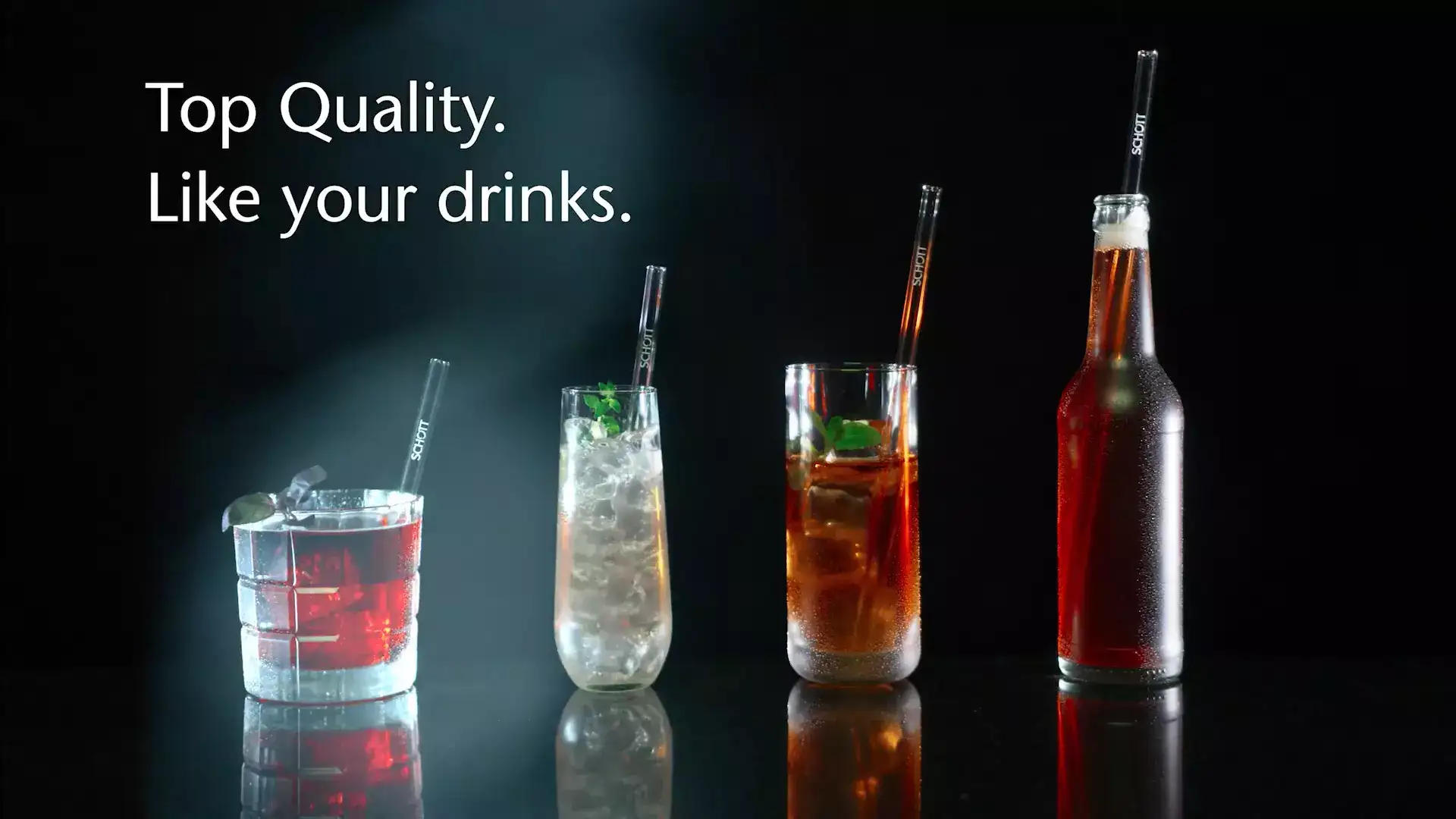 一排饮料玻璃杯、一个玻璃瓶和玻璃吸管	