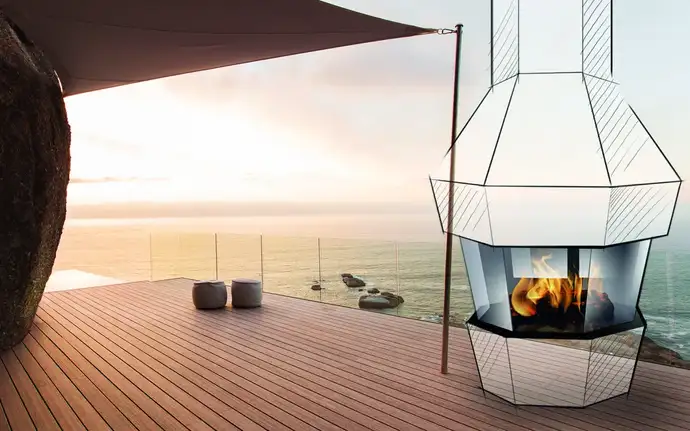 SCHOTT ROBAX® Cheminée extérieure avec panneaux plats sur une terrasse au bord de la mer
