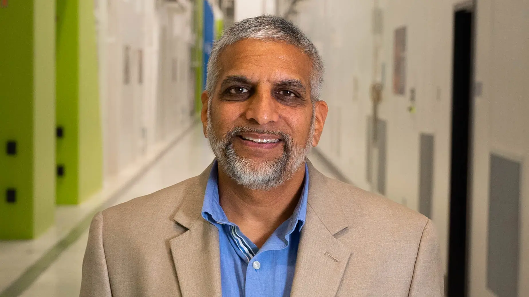 Tayyab Suratwala, Director del programa de óptica, ciencia y tecnología de materiales en la NIF.
