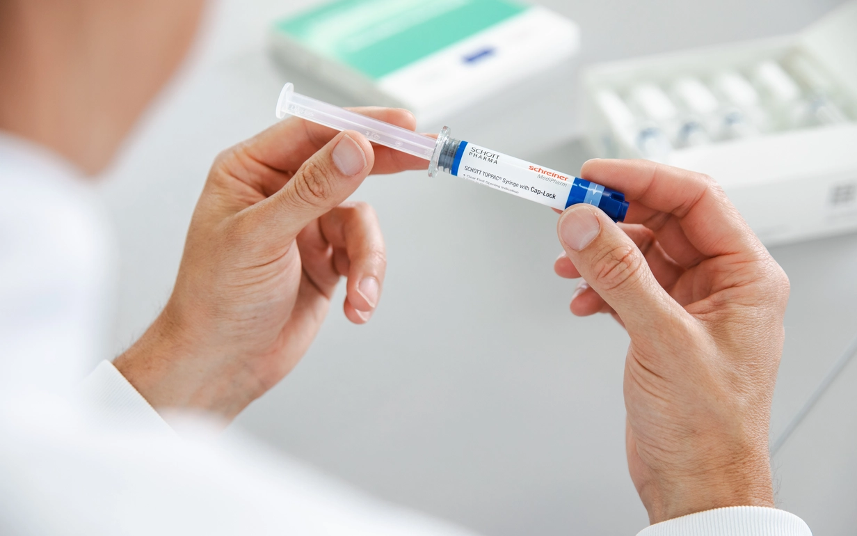 A man holds a SCHOTT TOPPAC® infuse syringe in his hands.