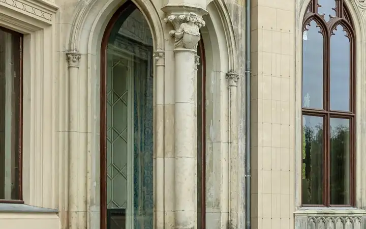 Close up detail of windows in a historical building restored with SCHOTT restoration glass