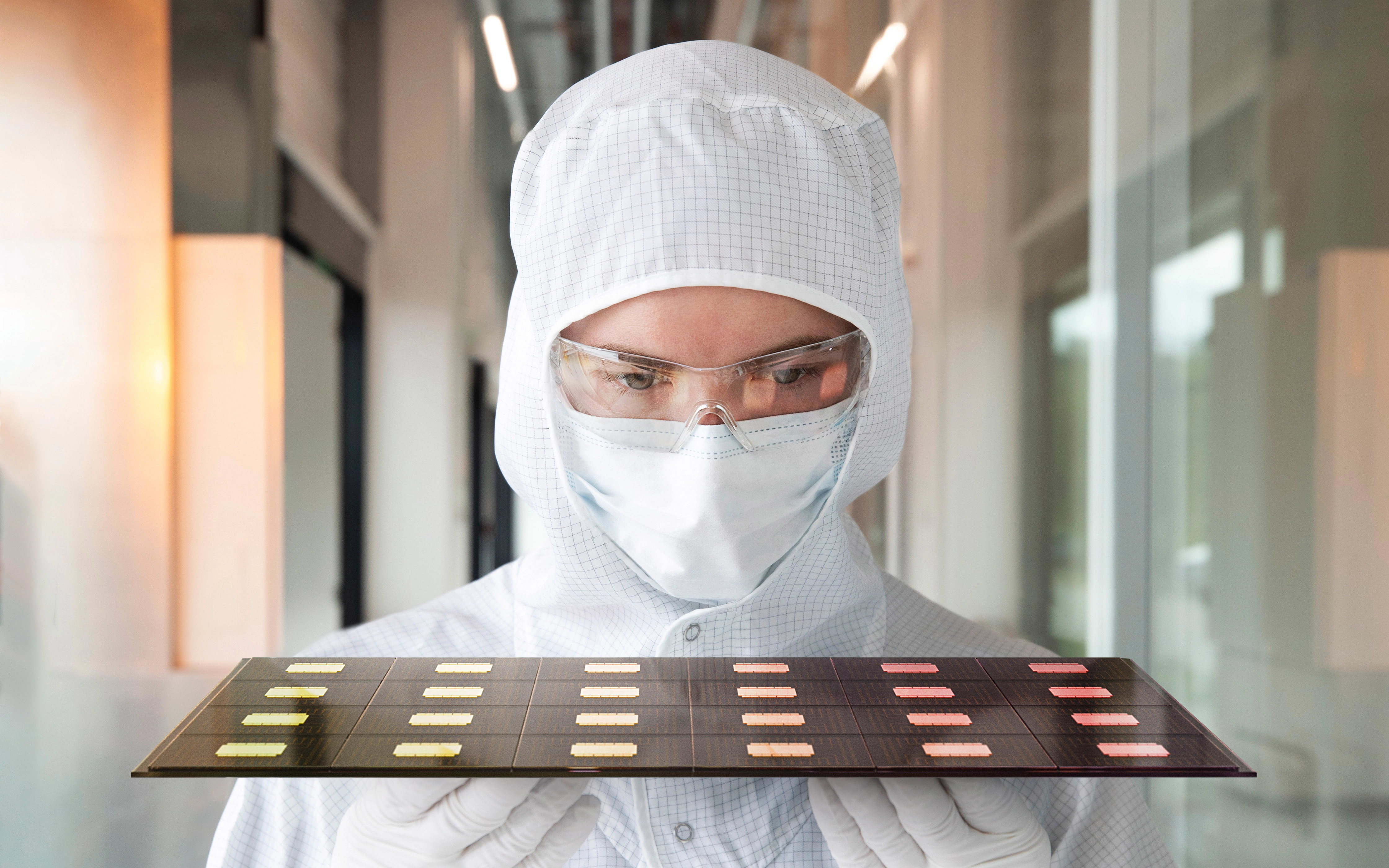 一名工作人员检视用于半导体芯片封装的产品