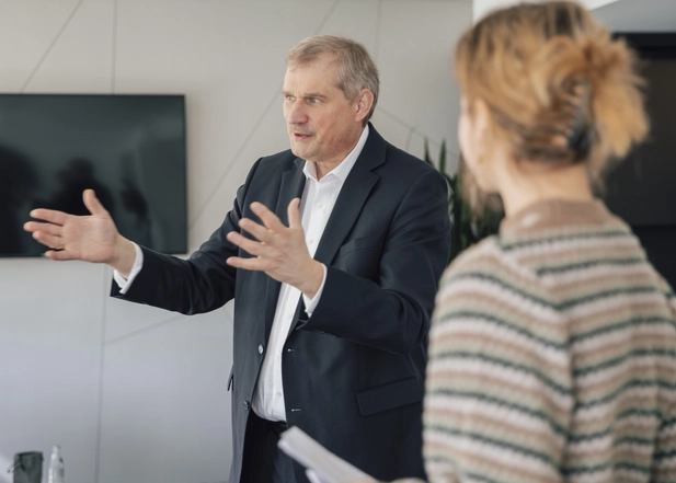 SCHOTT CEO Dr. Heinricht im Gespräch mit bei Fridays For Future engagierten Jugendlichen