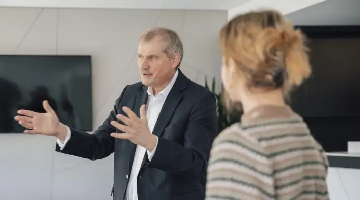 SCHOTT CEO Dr. Heinricht im Gespräch mit bei Fridays For Future engagierten Jugendlichen