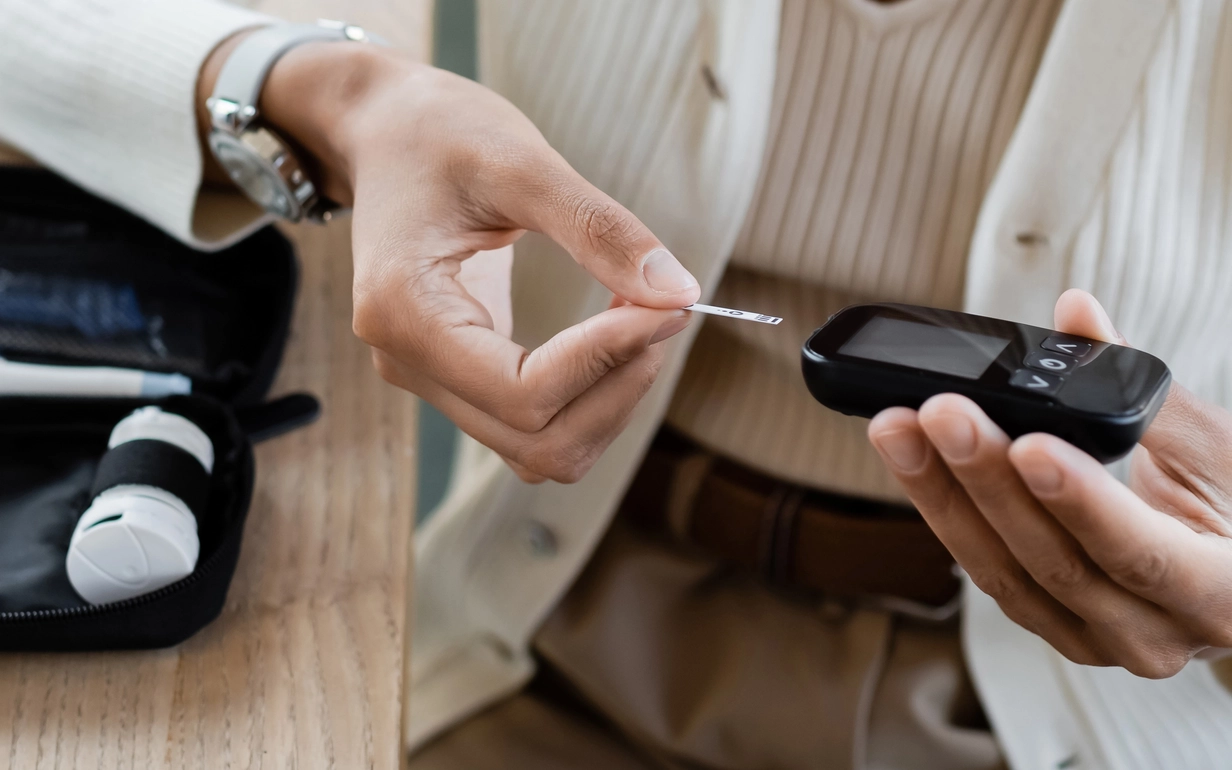 A woman with type 1 diabetes checks her blood glucose levels.