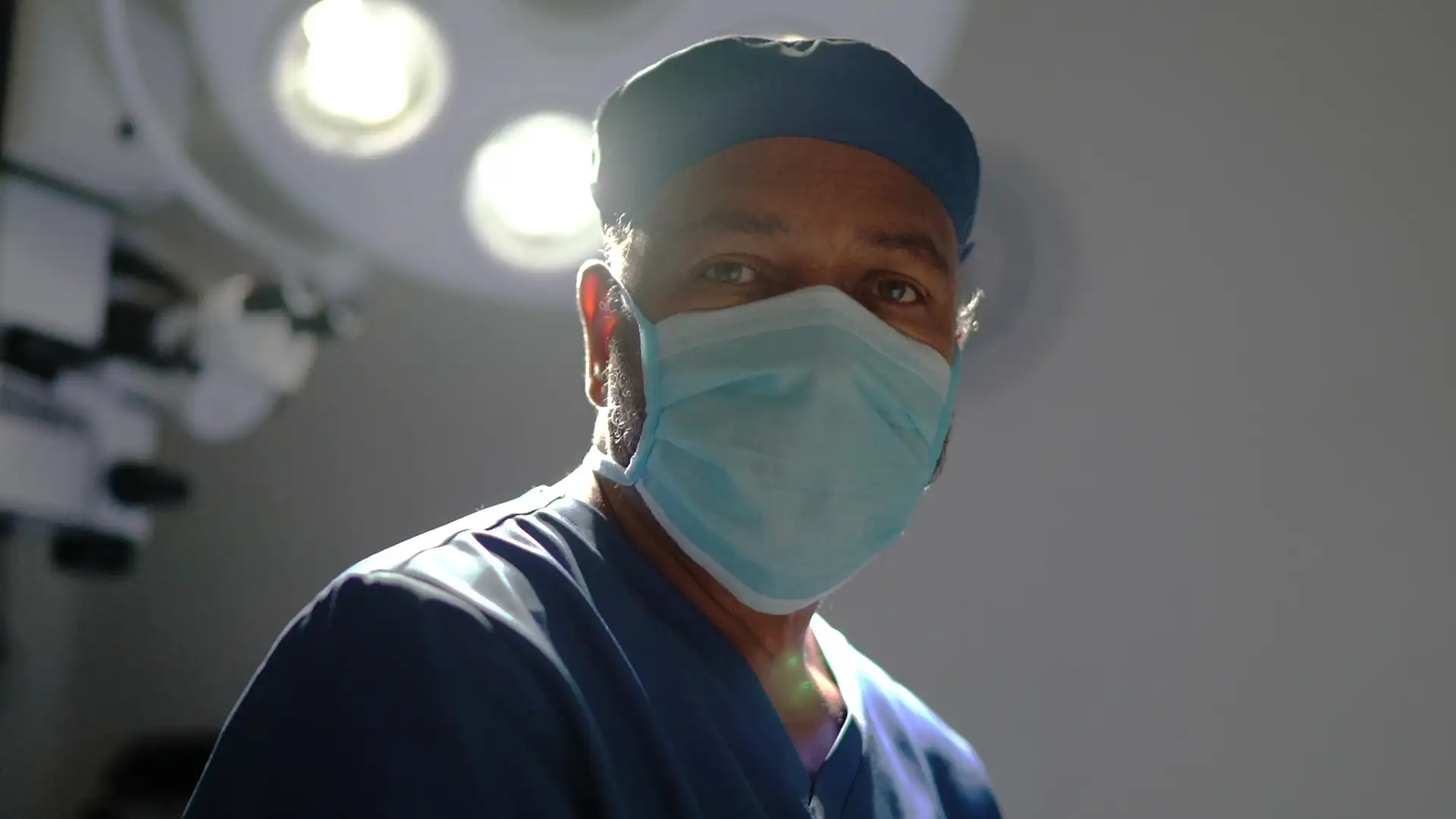 Man in an operation room wearing a medical face mask