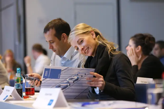 Un homme et une femme à une conférence industrielle