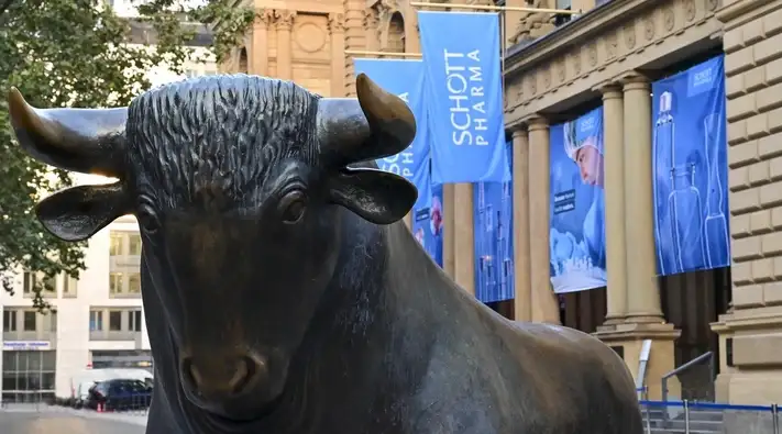 Bull in front of the Frankfurt Stock Exchange on the day of SCHOTT Pharma's IPO. With blue SCHOTT Pharma flags and banners.