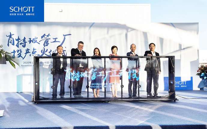 Sechs SCHOTT Führungskräfte bei der Eröffnungszeremonie für das SCHOTT Glasröhrenwerk in China