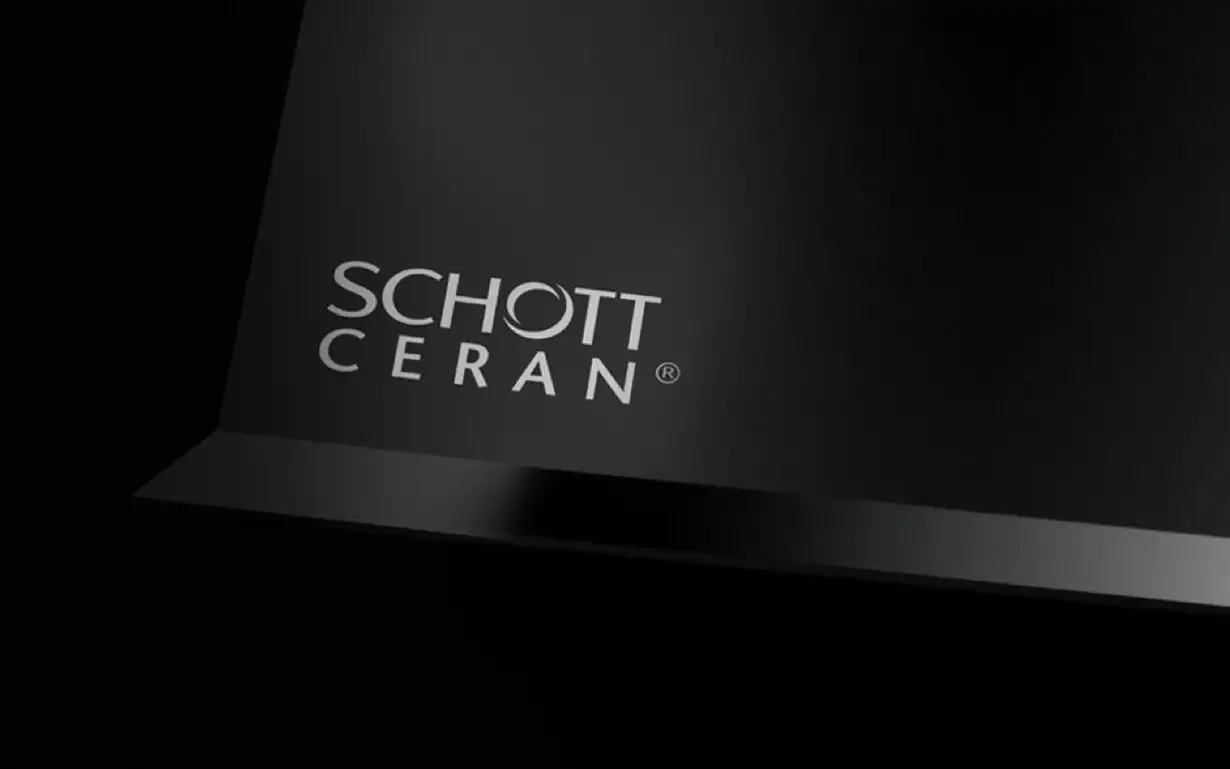 Ecke einer schwarzen Glaskeramik mit dem SCHOTT CERAN® Logo