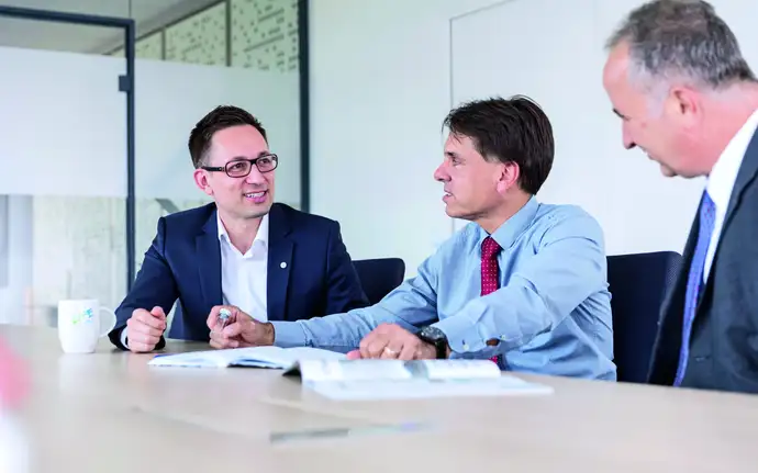 Sascha Karhöfer of Bayer, Dr. Bernhard Hladik of SCHOTT, and Stephan Küpper-Brennberger of SCHOTT