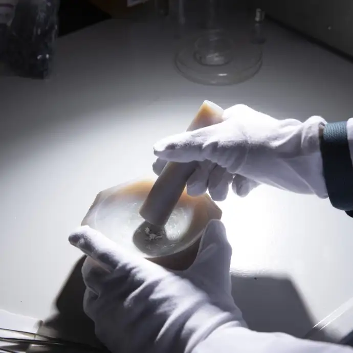 Preparation of powder samples with a pestle in a mortar