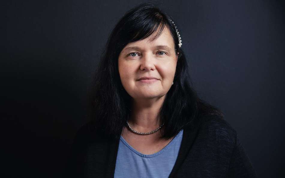A portrait photo of glass scientist Inge Burger.