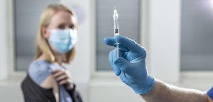 High res press image of vaccination with SCHOTT TOPPAC syringe 3