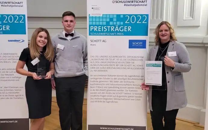 Drei SCHOTT Mitarbeiter mit der Auszeichnung "SCHOTT Ausbildung on Tour"