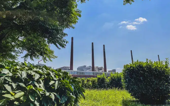 Exterior shot of the SCHOTT plant in Mainz in the countryside