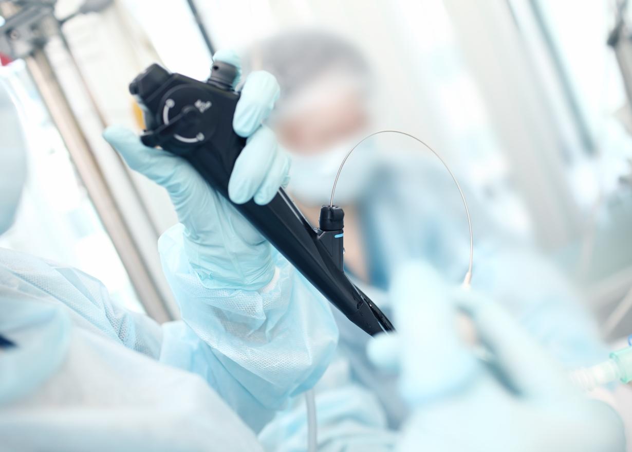 Arzt im Operationssaal hält ein medizinisches Endoskop