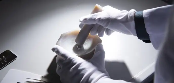 Preparation of powder samples with a pestle in a mortar 