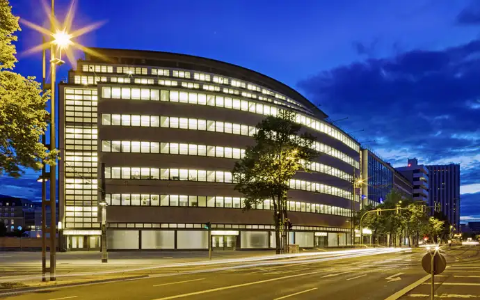 Vista nocturna de los grandes almacenes Schocken, en Chemnitz (Alemania)