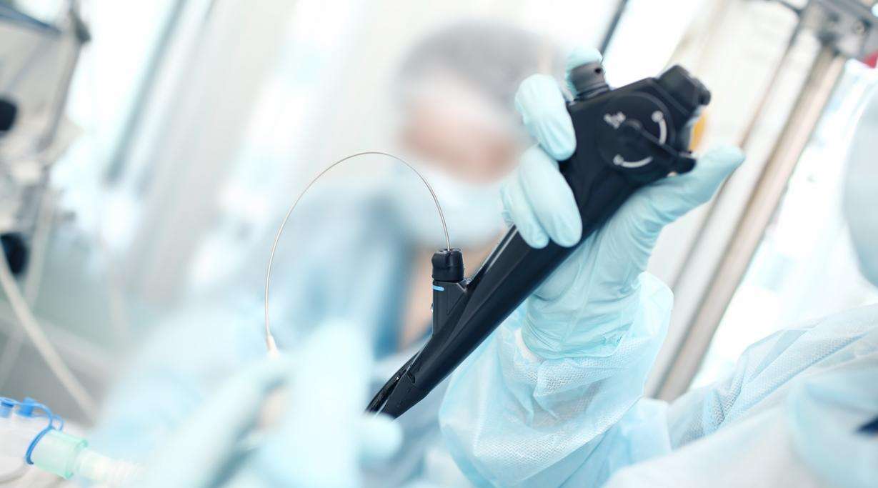 Surgeon operating a medical endoscopy device