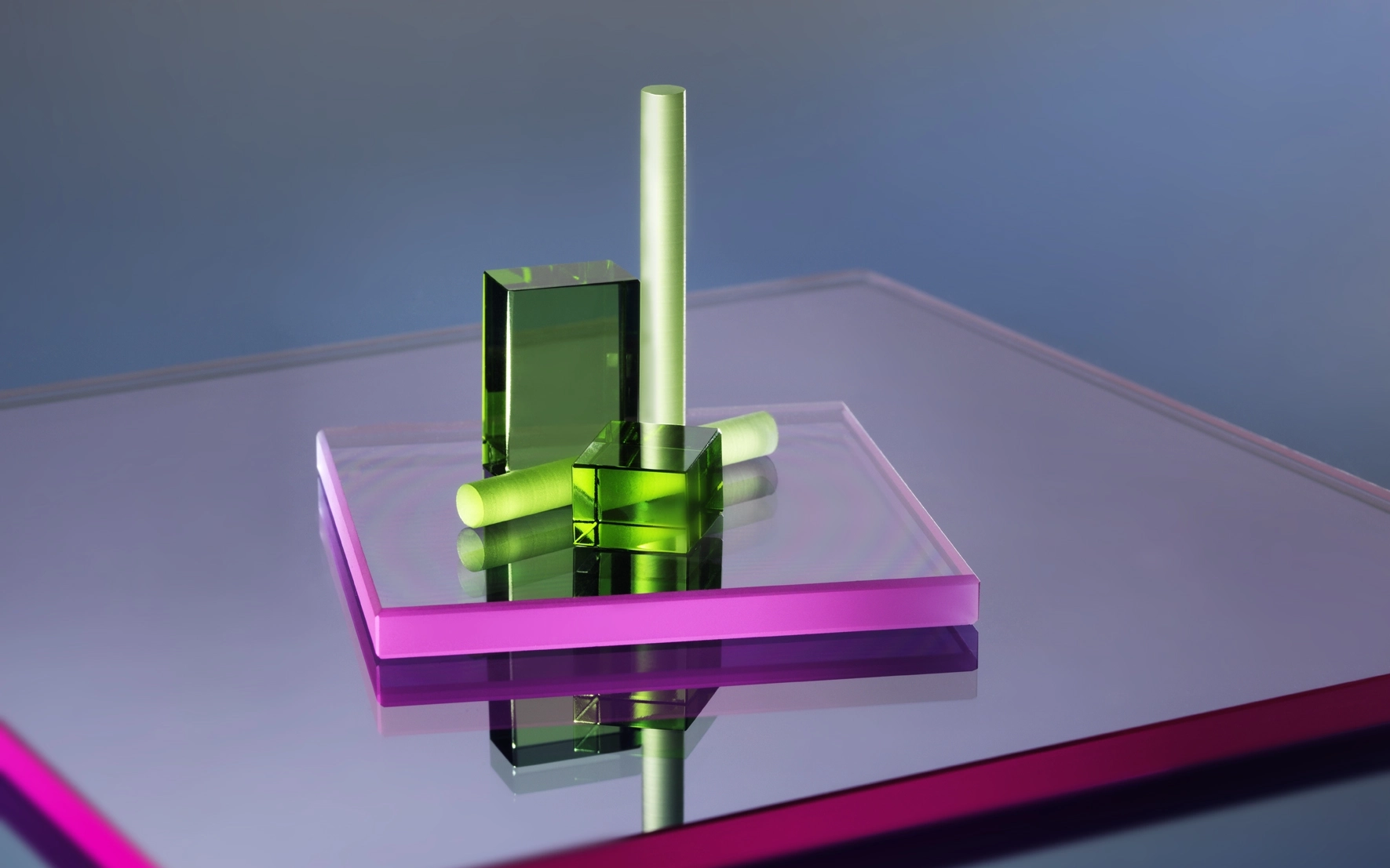 Kollektion von SCHOTT Lasergläsern in Grün und Violett